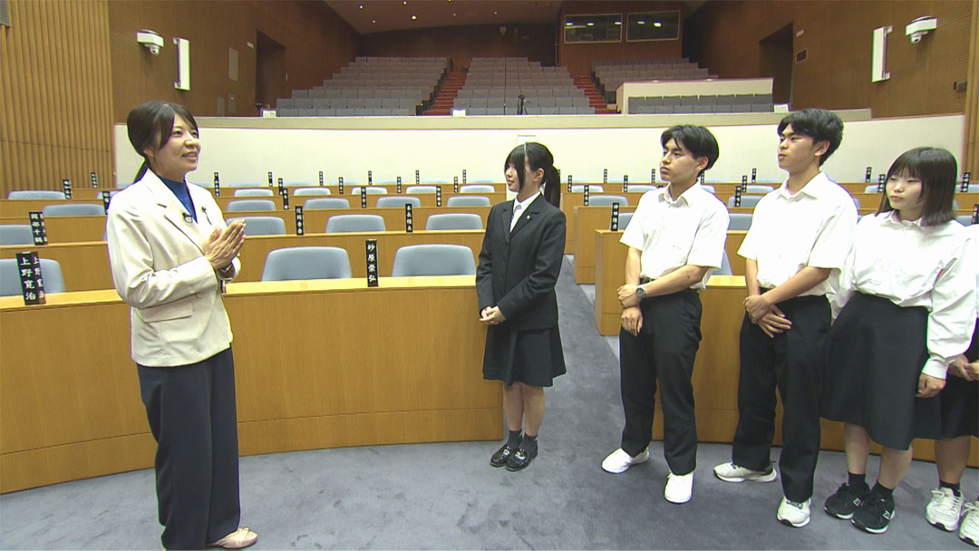 広島の高校生たちが議員さんに直接取材する画像