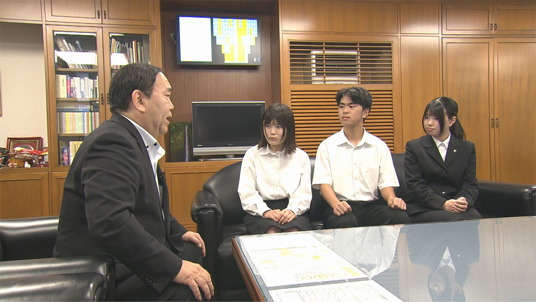 広島の高校生たちが議員さんに直接取材する画像